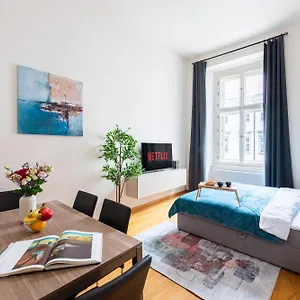 Spacious 3-bedrooms Near Karlin Square Praga